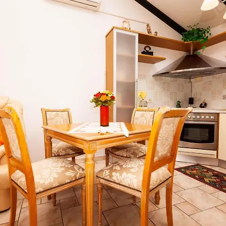 Apartment In 35776 *